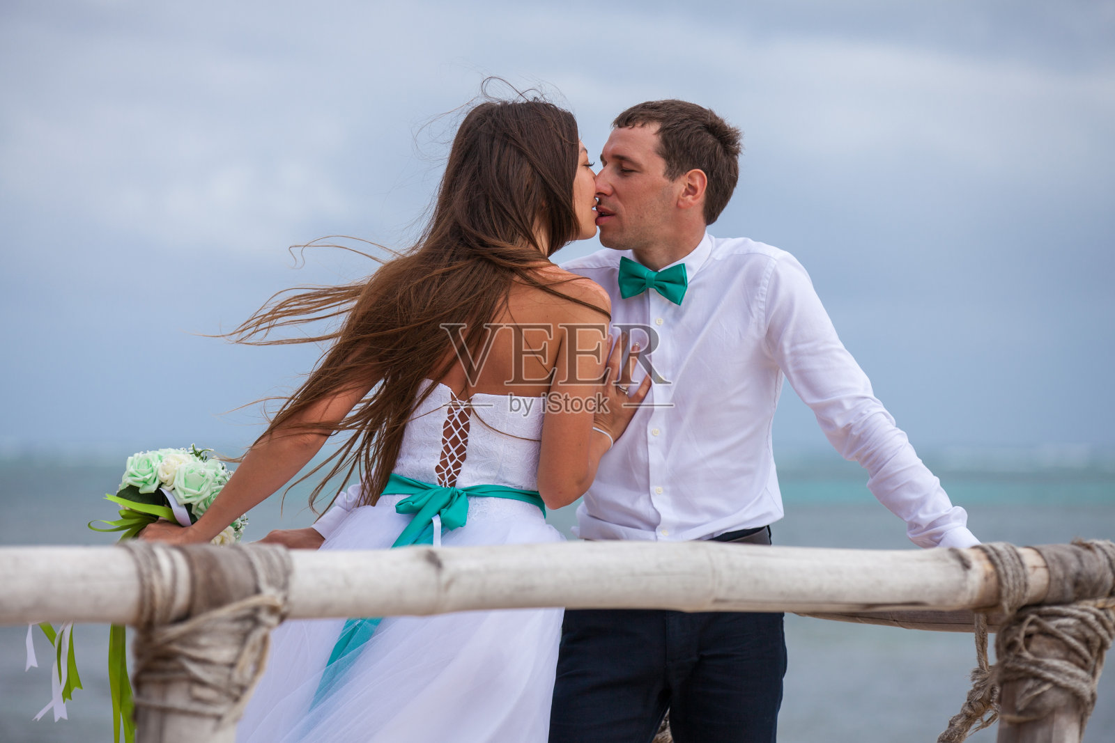 新郎和新娘一起在码头上照片摄影图片