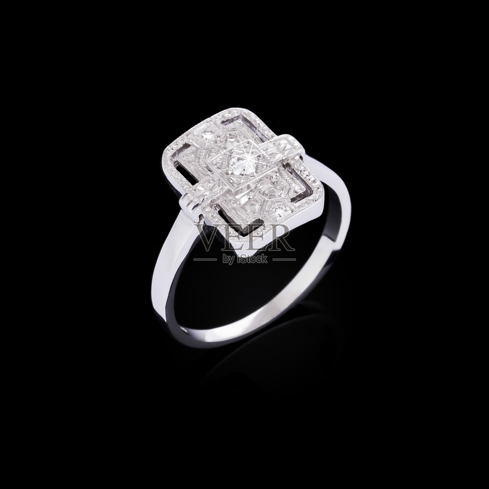 黑色背景上的钻石戒指照片摄影图片