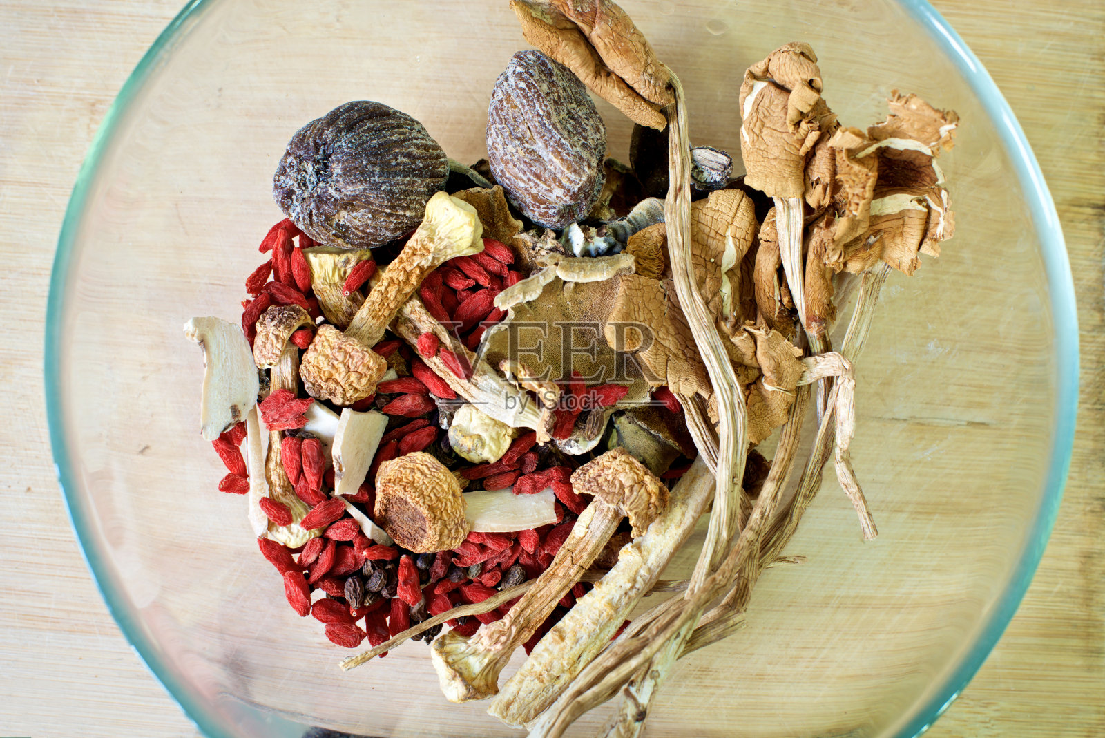 中草药汤料照片摄影图片