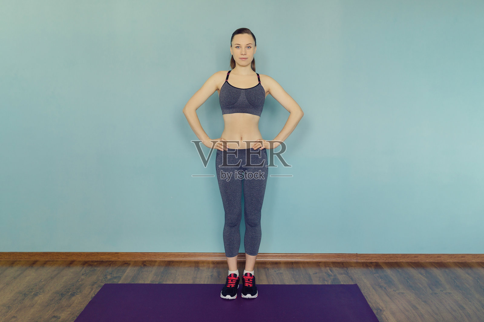 穿着运动服的年轻女子照片摄影图片