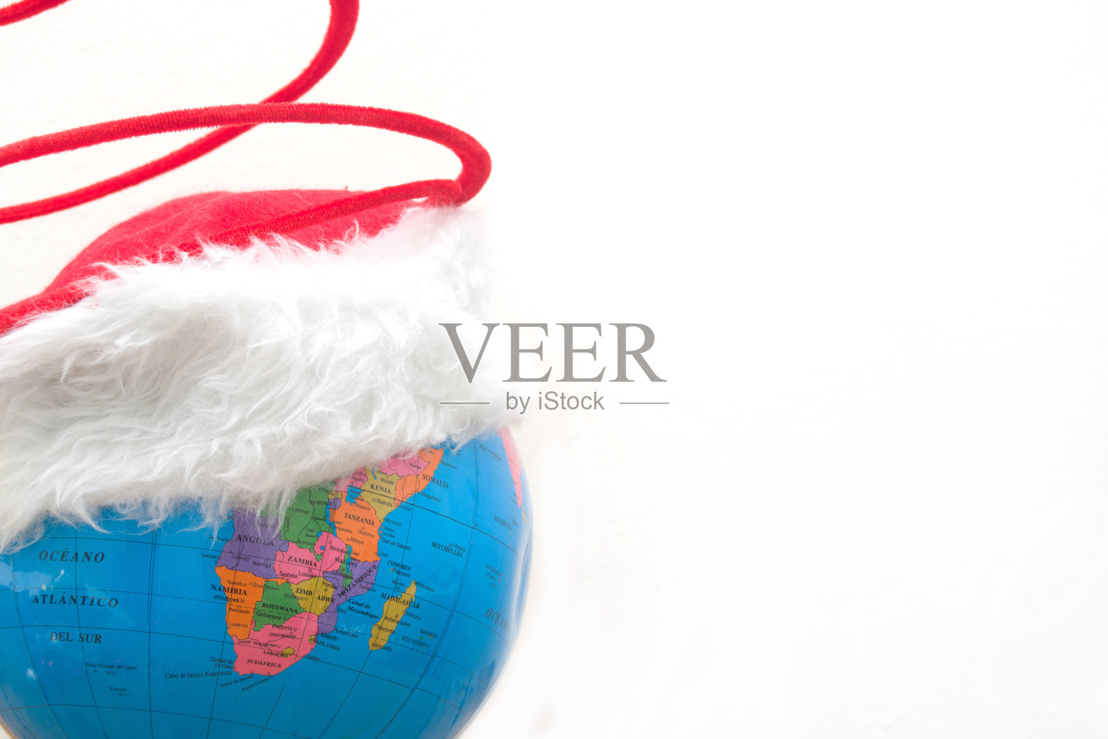 带圣诞帽的世界地球仪照片摄影图片