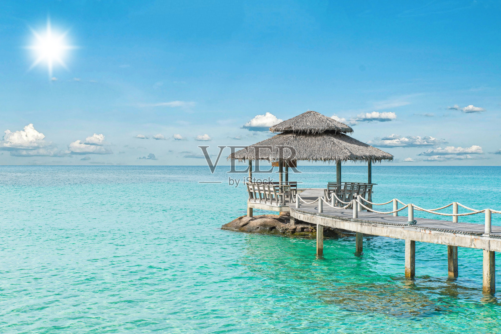 泰国普吉岛的木制码头照片摄影图片