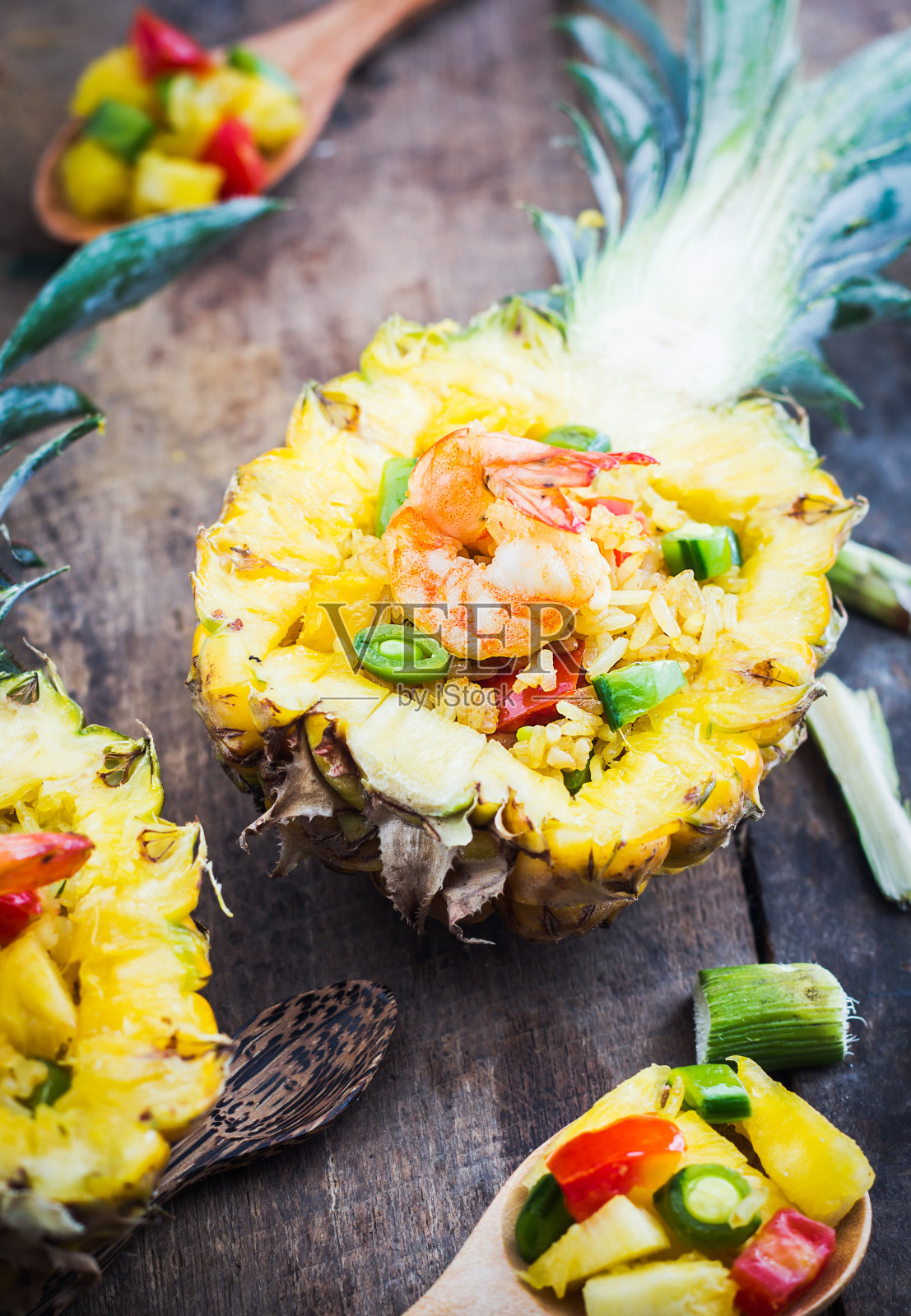 菠萝炒饭虾仁放在木桌上照片摄影图片