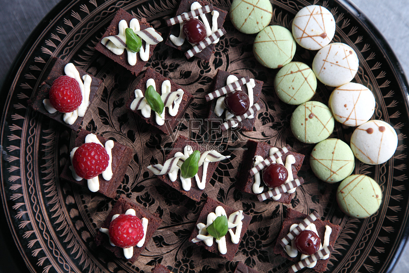 一盘巧克力布朗尼照片摄影图片