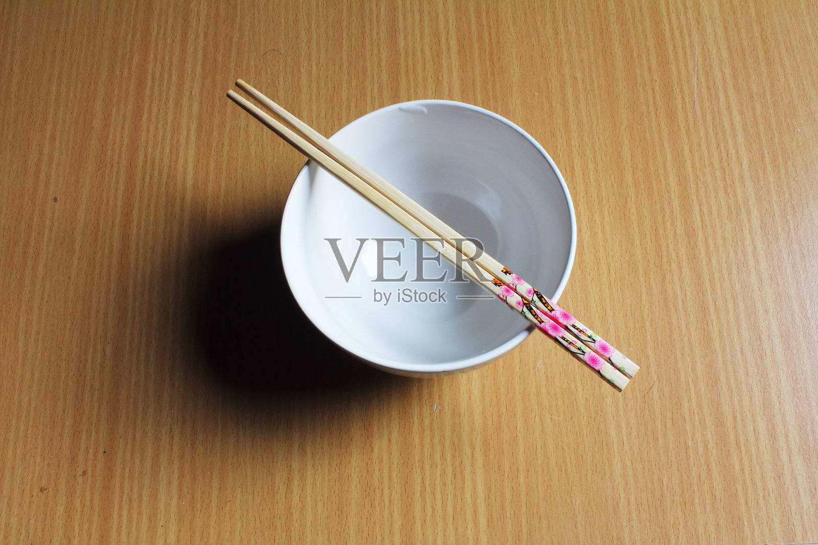 陶瓷碗和筷子。照片摄影图片