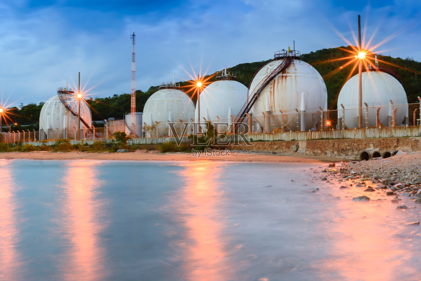 炼油厂的燃料箱照片摄影图片