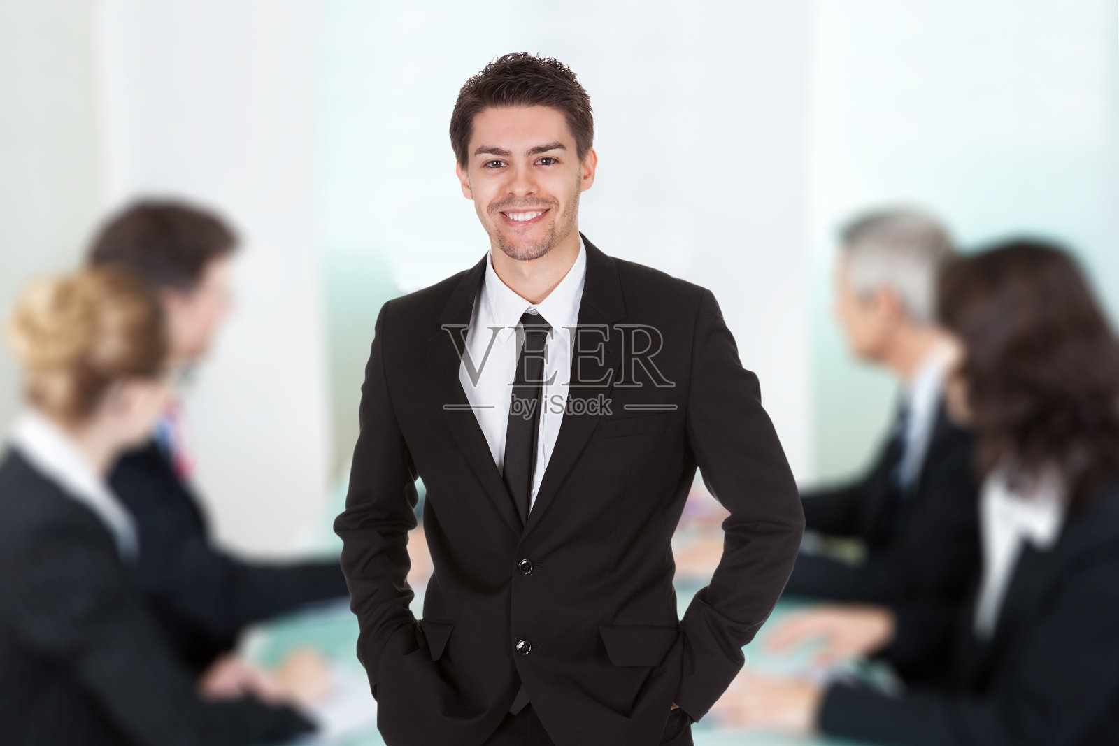 商人在办公室开会时与同事对抗照片摄影图片