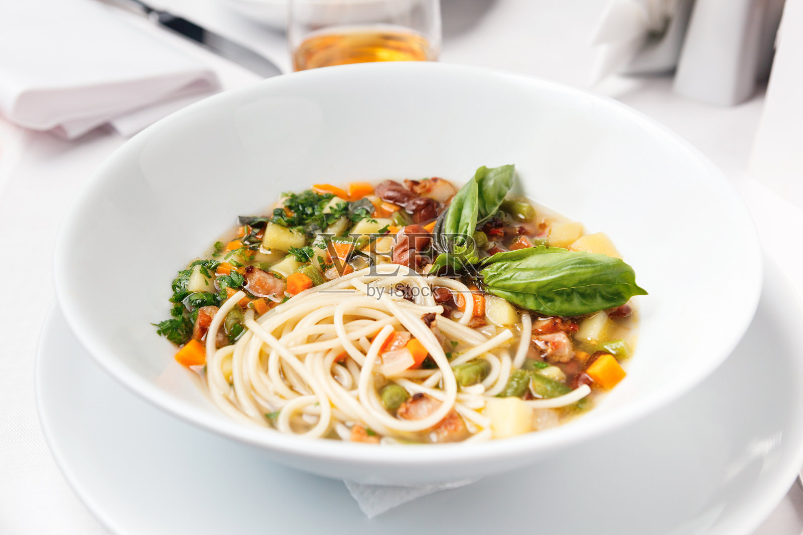 鸡汤配意大利面和蔬菜。照片摄影图片