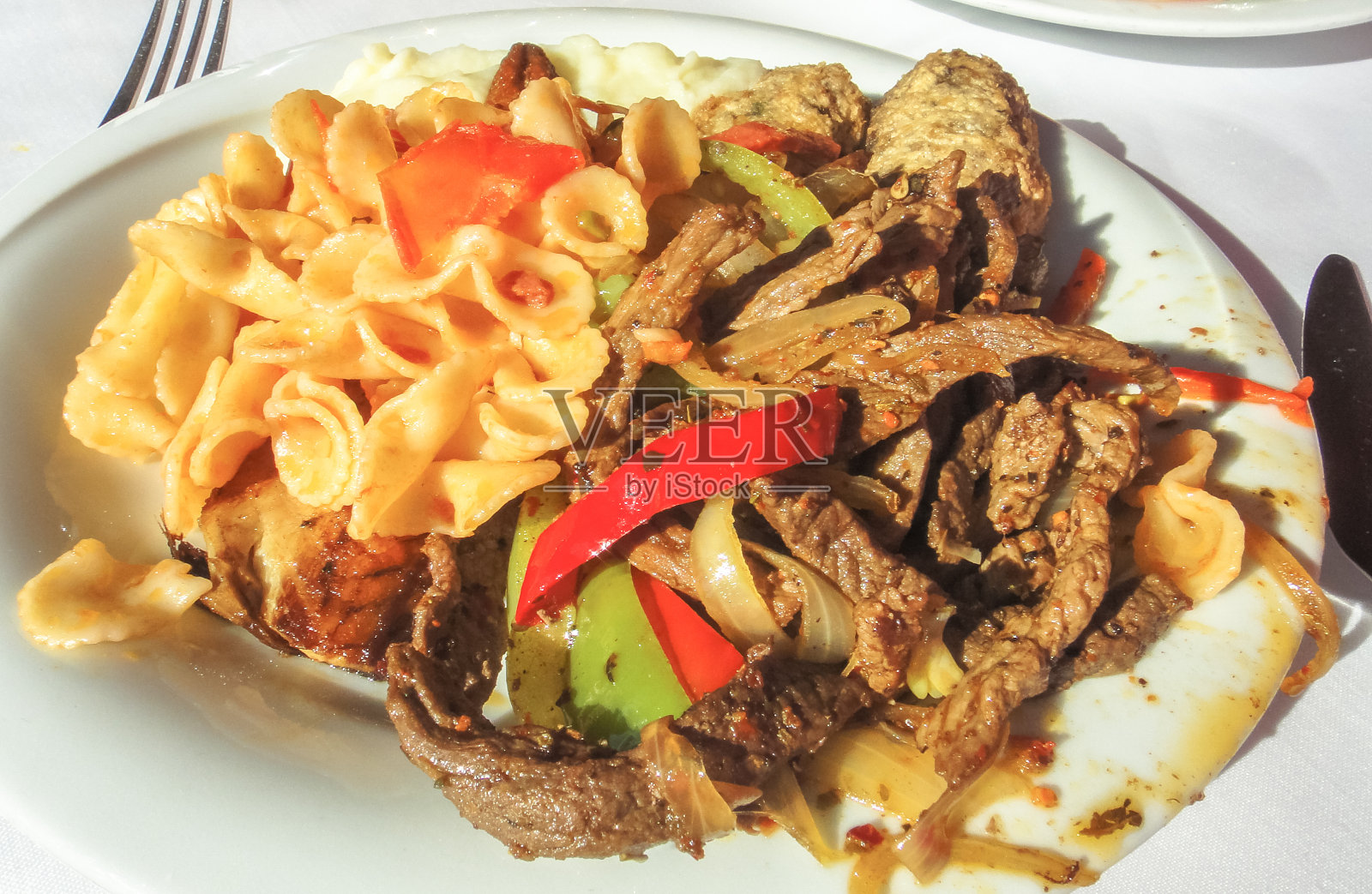 肉,意大利面和蔬菜。传统的地中海食品照片摄影图片