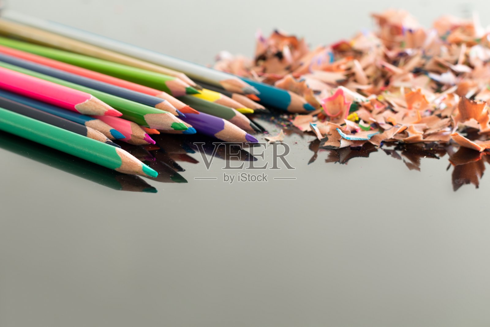 削过的彩色铅笔和刨花照片摄影图片