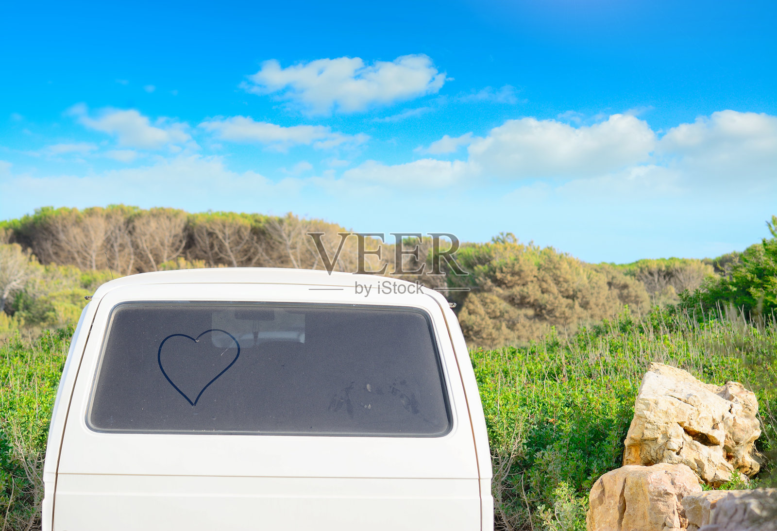 夏季脏后窗上手绘的心照片摄影图片