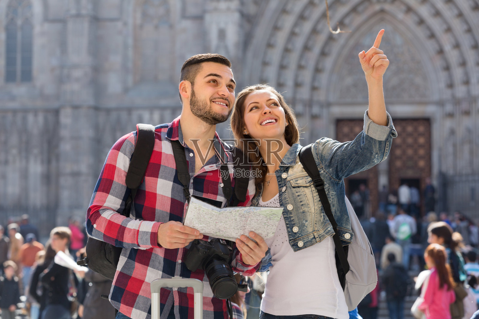 一对带着城市地图的游客夫妇照片摄影图片