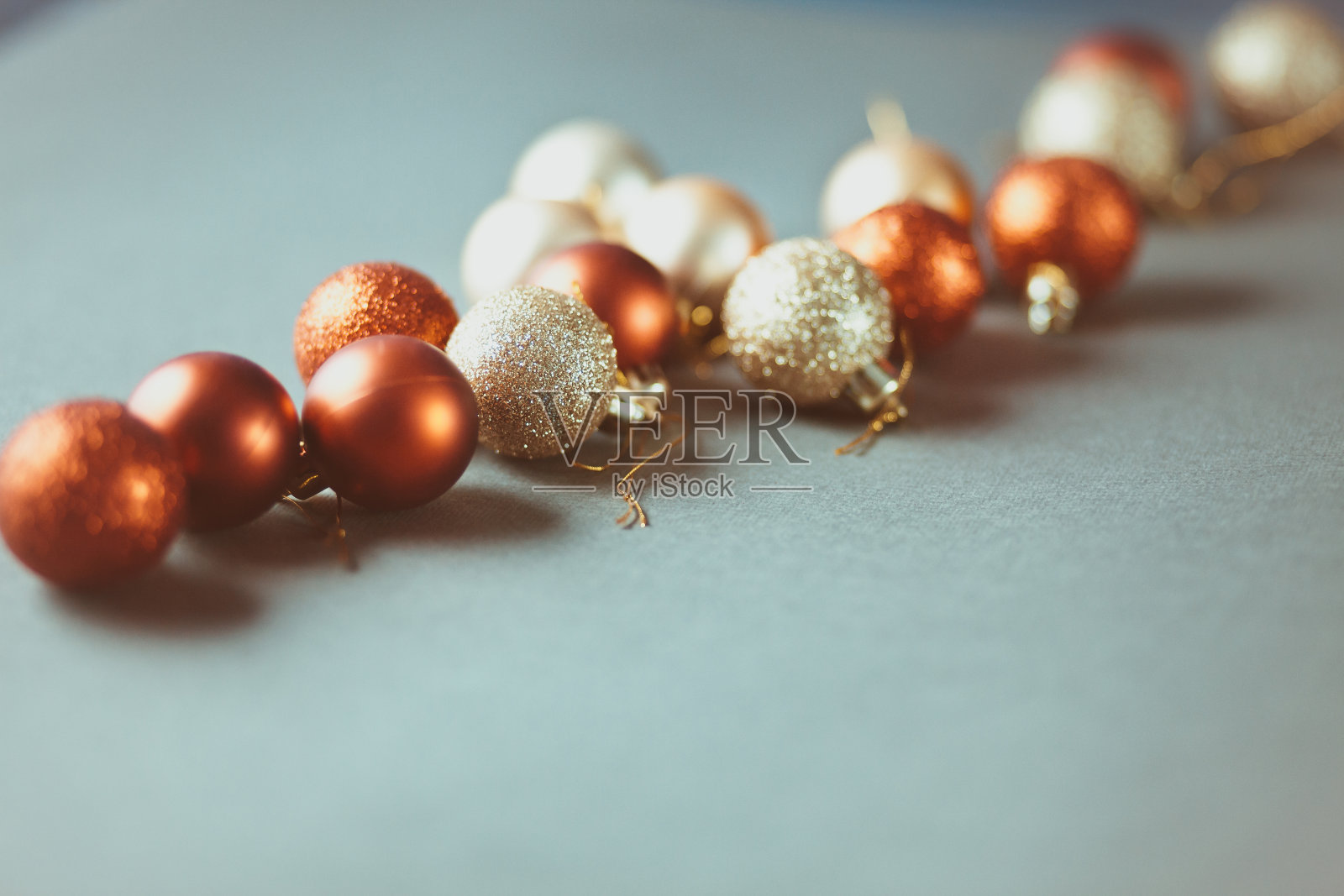 圣诞装饰在灰色的桌子上照片摄影图片