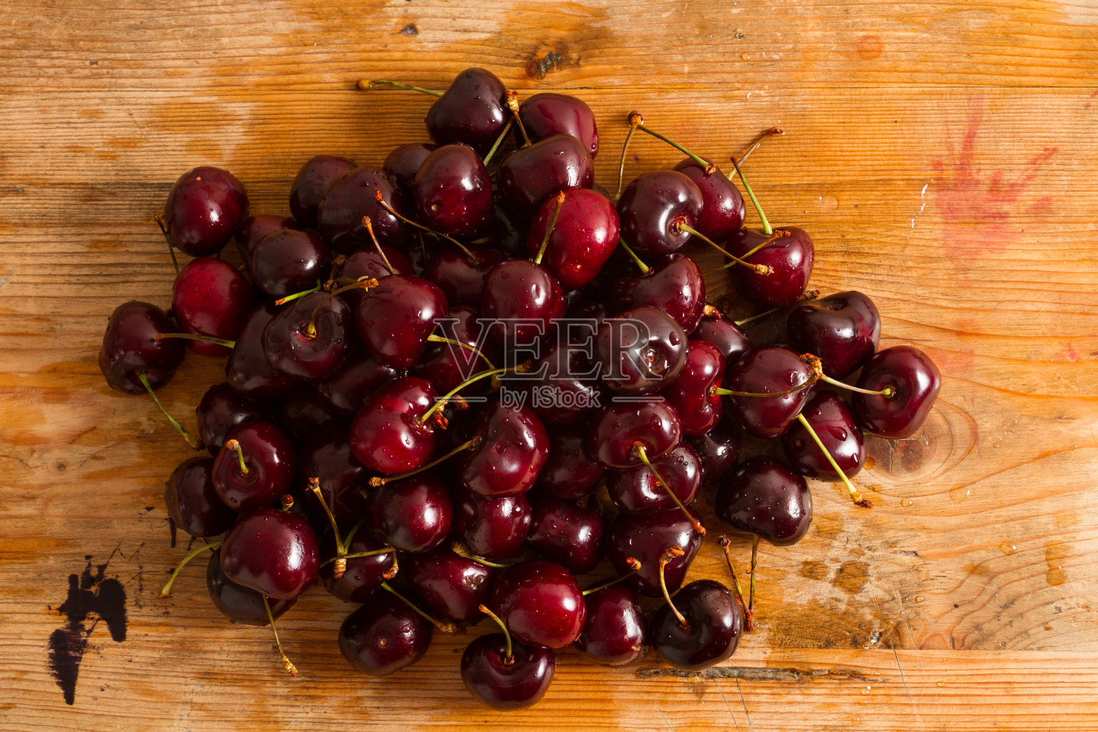 成熟的樱桃,以质朴的木头为背景照片摄影图片