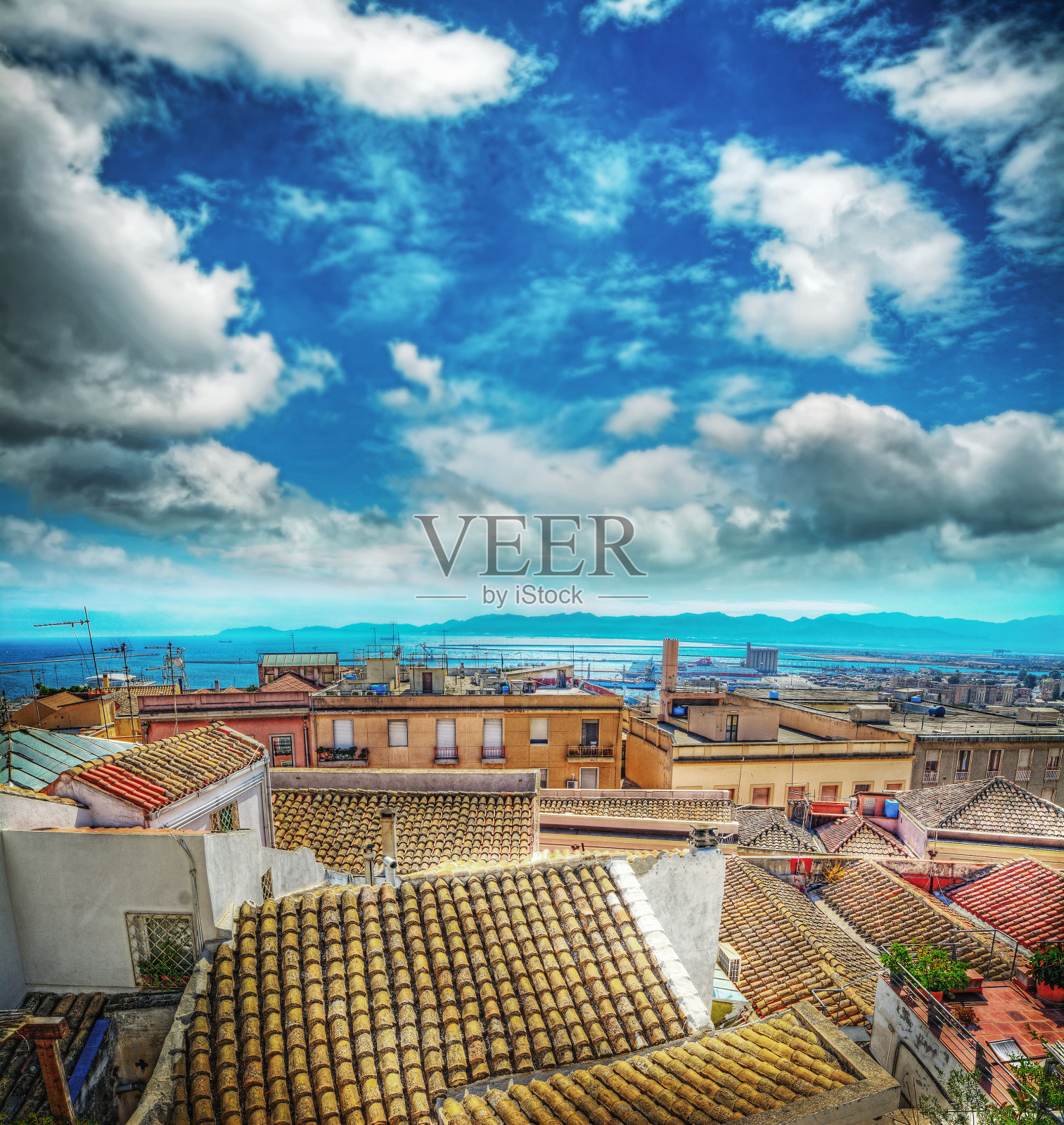 卡利亚里海边的古老屋顶照片摄影图片