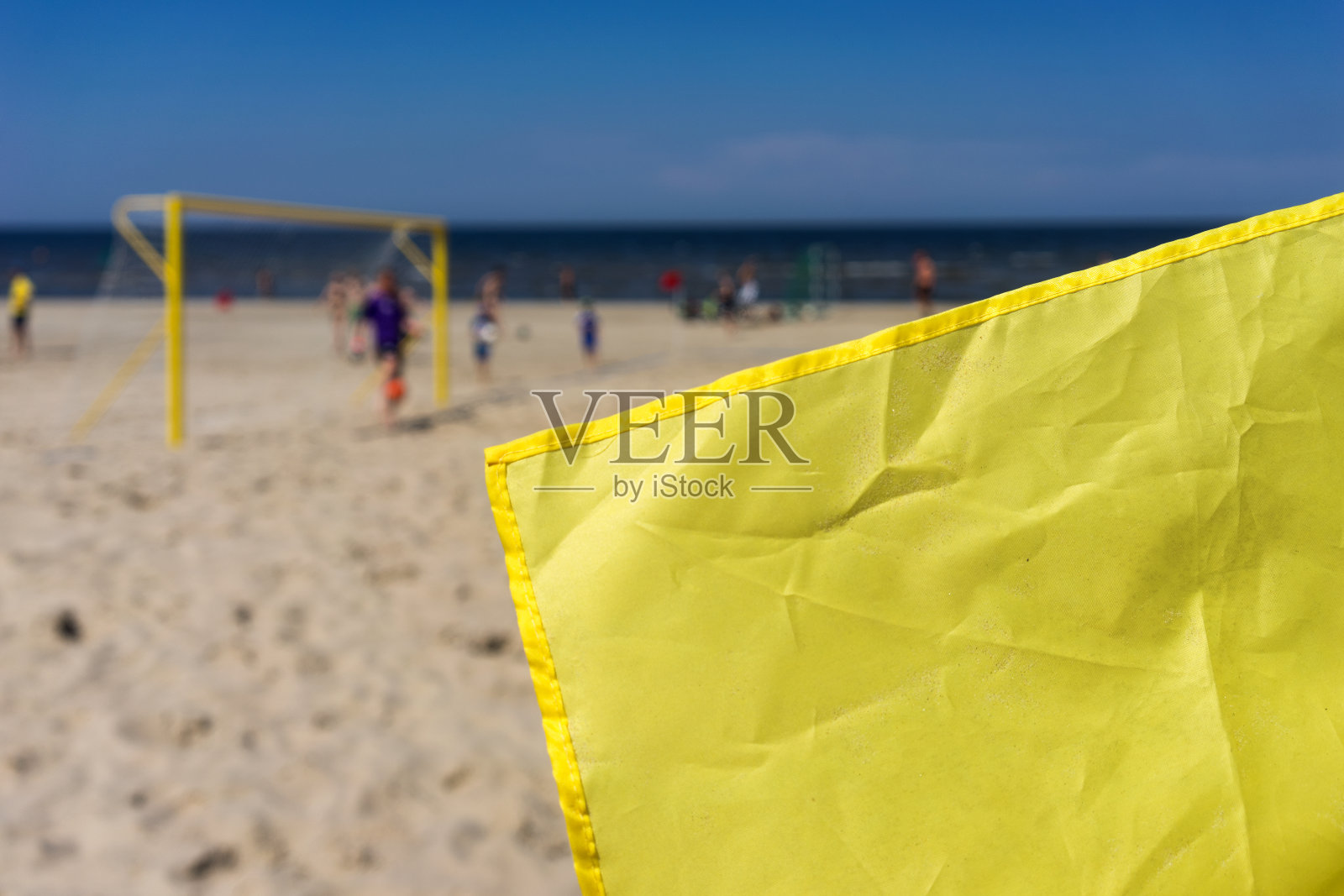 沙滩足球场上的黄旗照片摄影图片