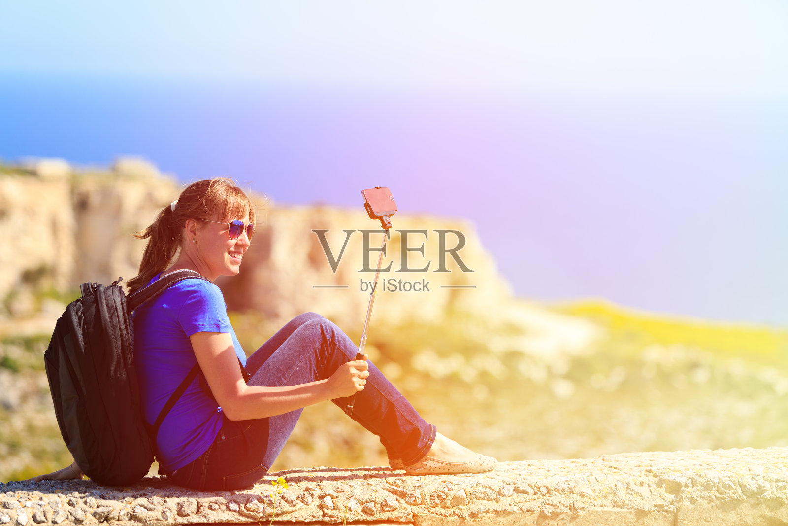 游客在山中旅游自拍照片摄影图片