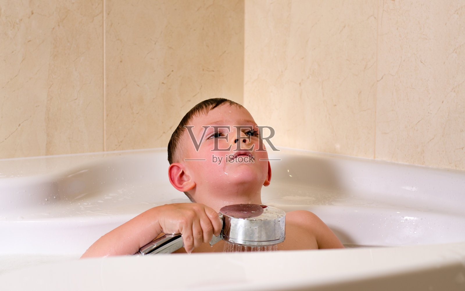 男孩正在放松地洗澡照片摄影图片