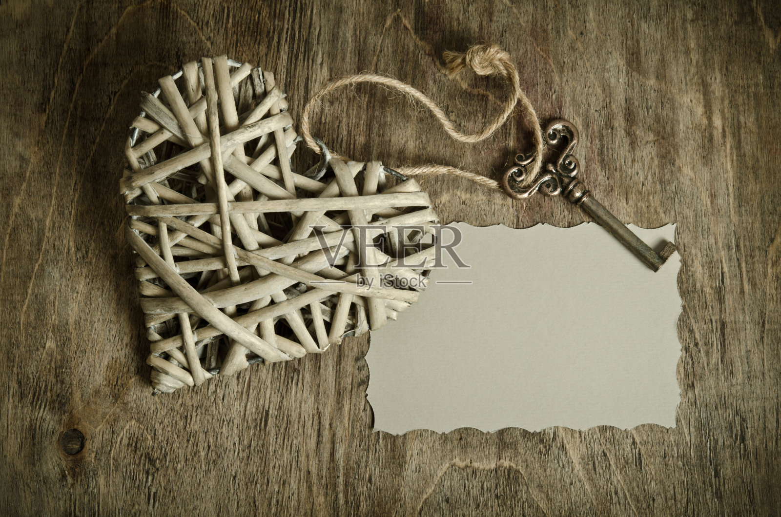 柳条心手工与钥匙在木基座上照片摄影图片