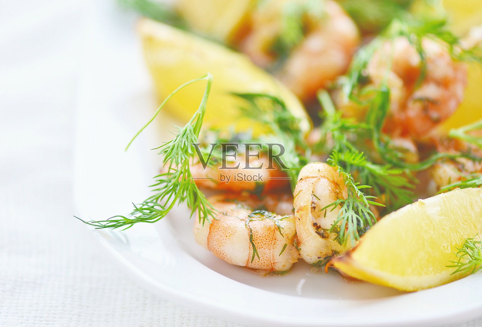 柠檬莳萝虾仁照片摄影图片