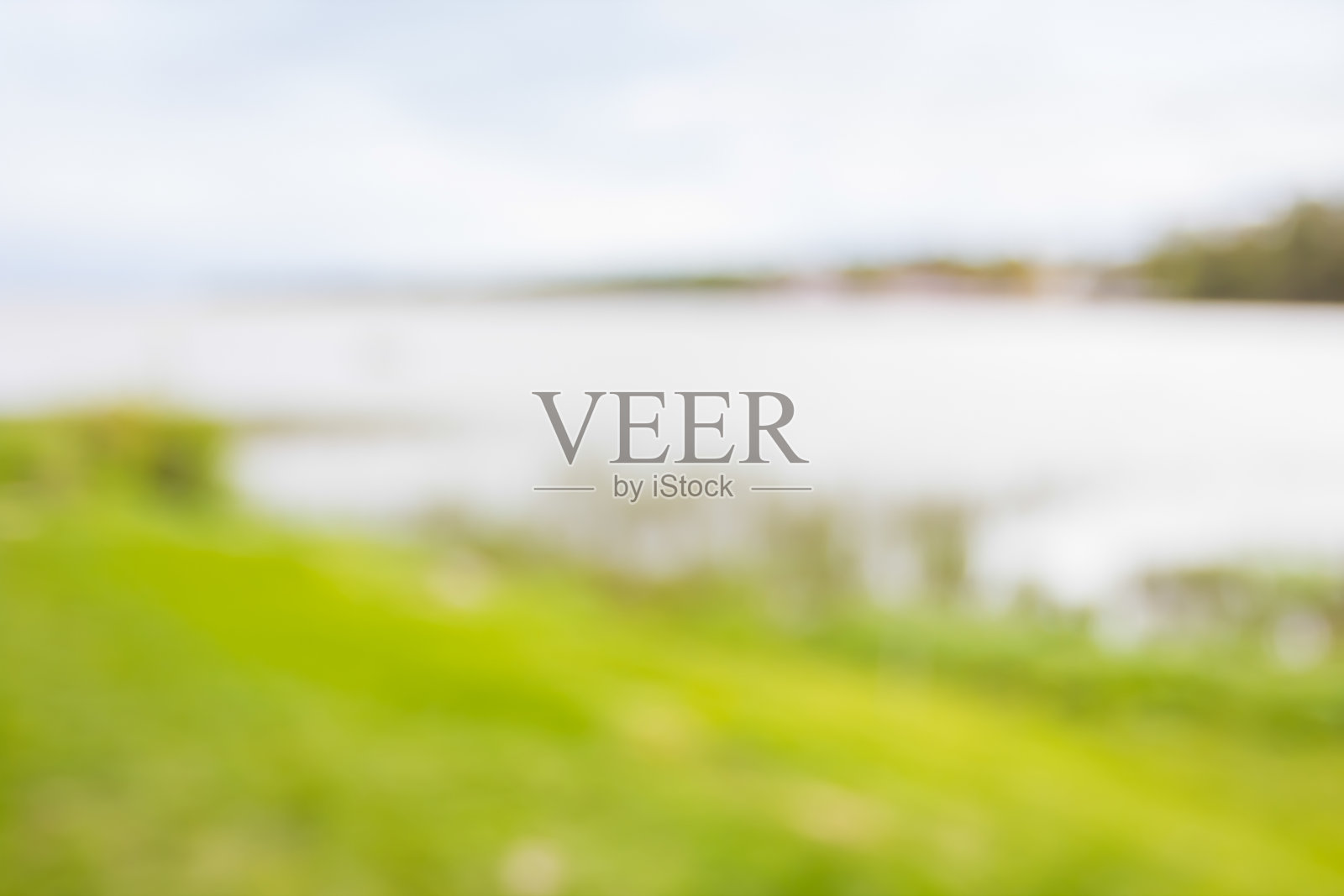 用蓝色的天空背景模糊湖边的自然场景照片摄影图片