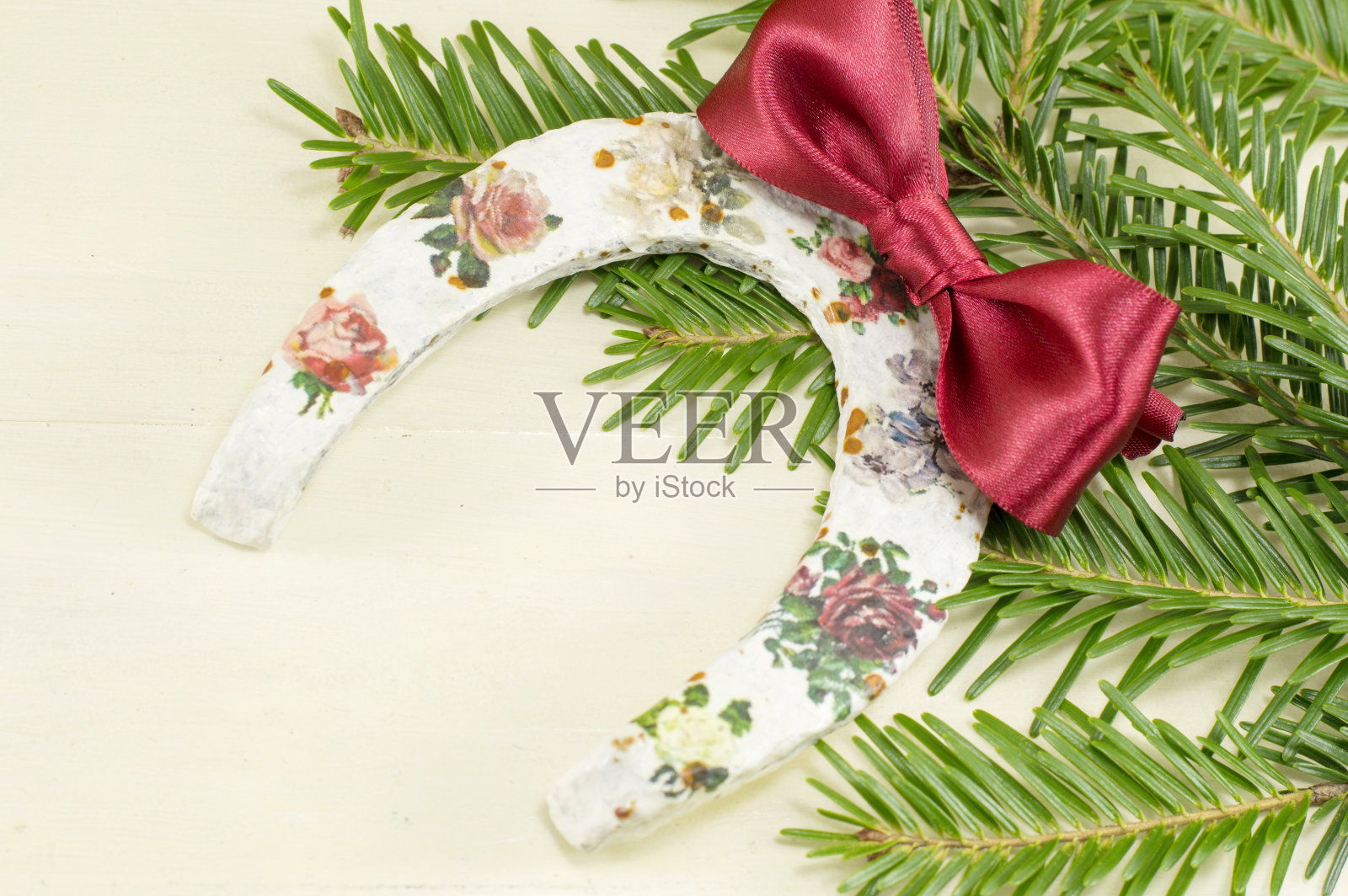 剪纸装饰的马蹄铁与冷杉树和一个弓照片摄影图片