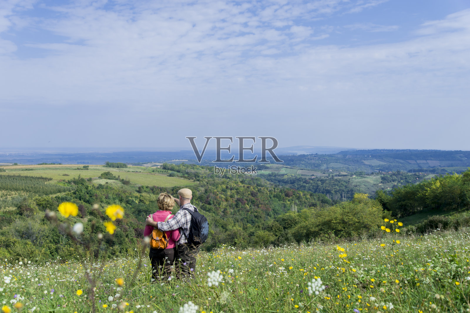 老夫妇在山上照片摄影图片