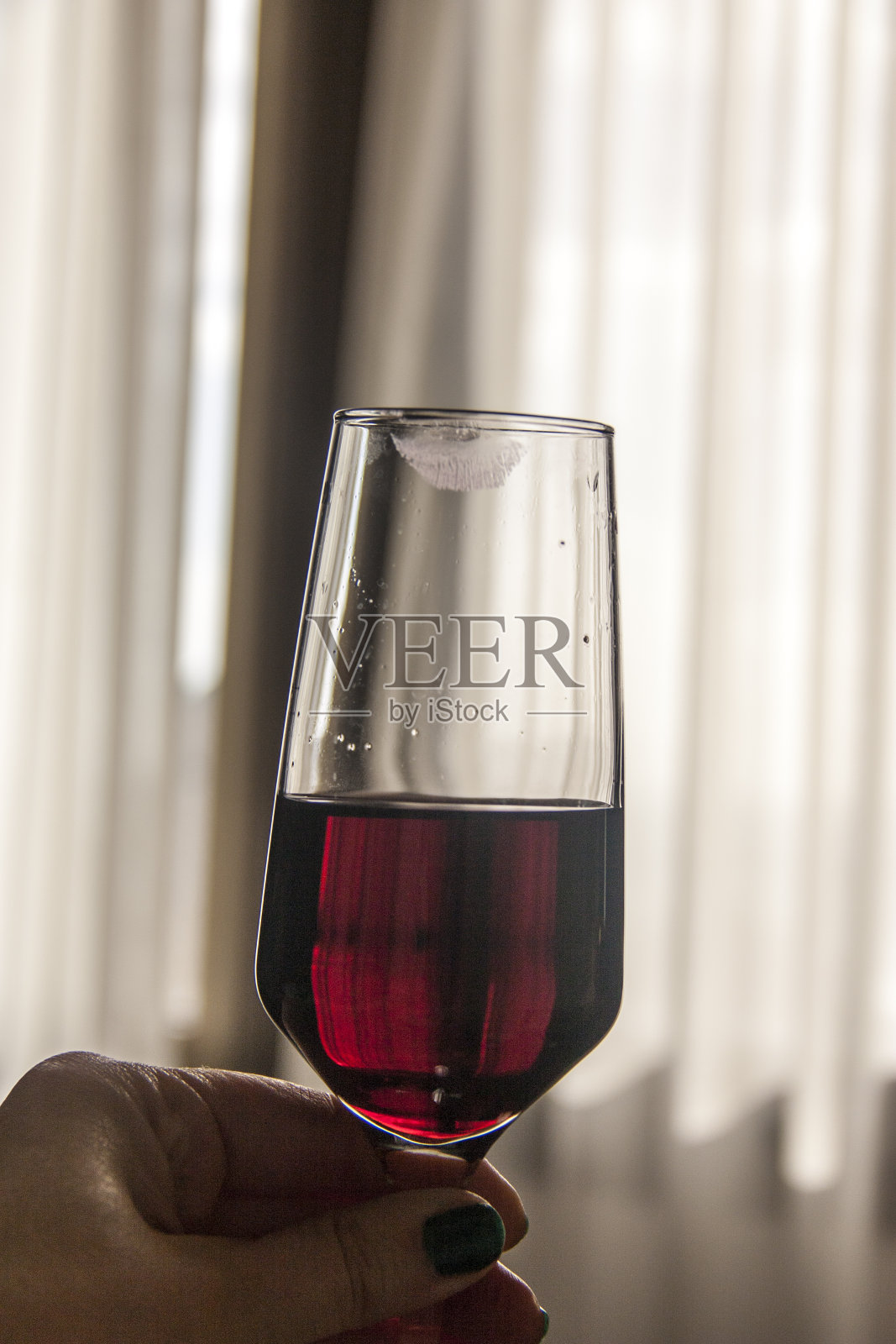 一杯涂着口红的葡萄酒照片摄影图片