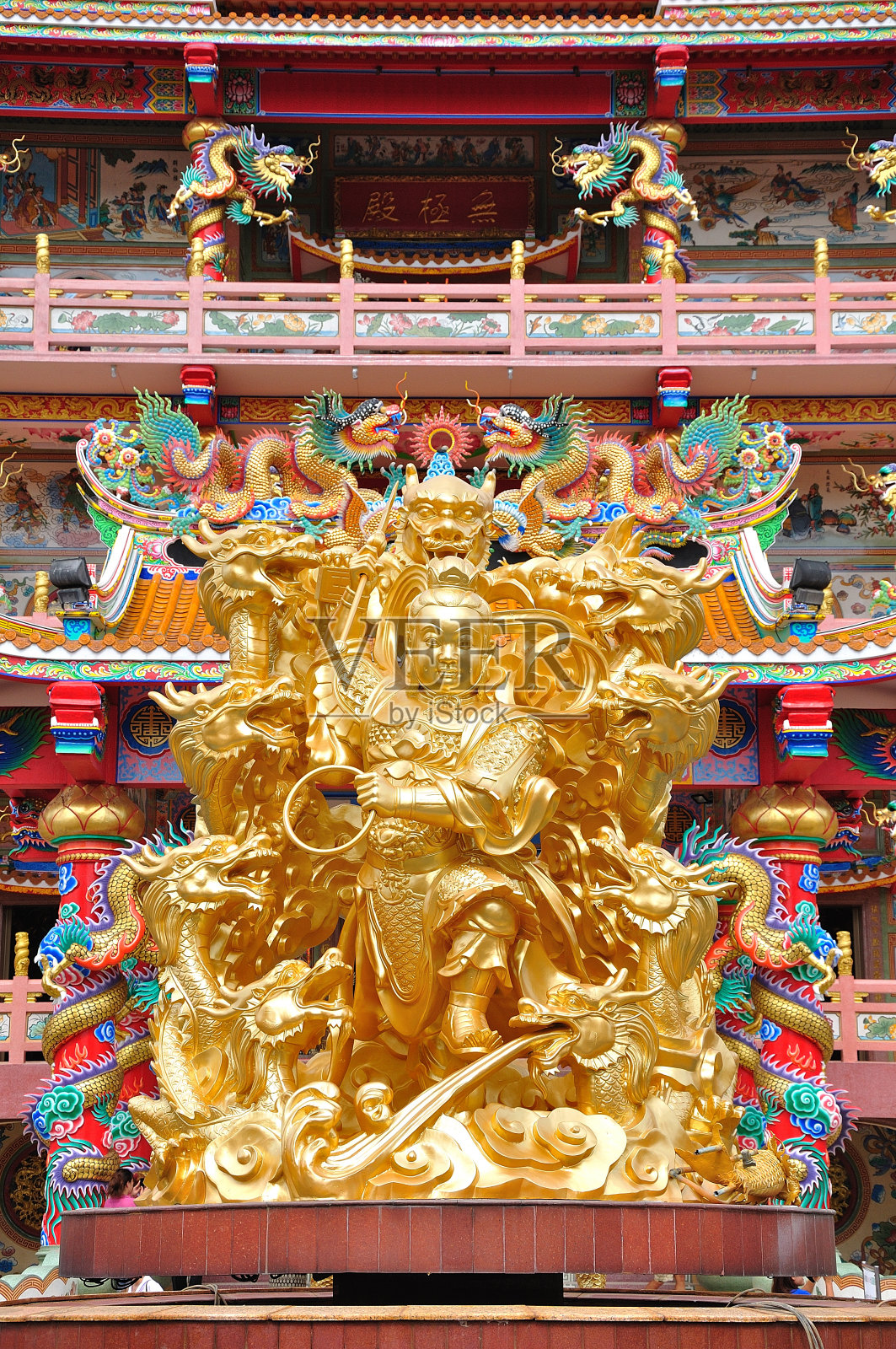 中国寺庙中的娜迦女神照片摄影图片