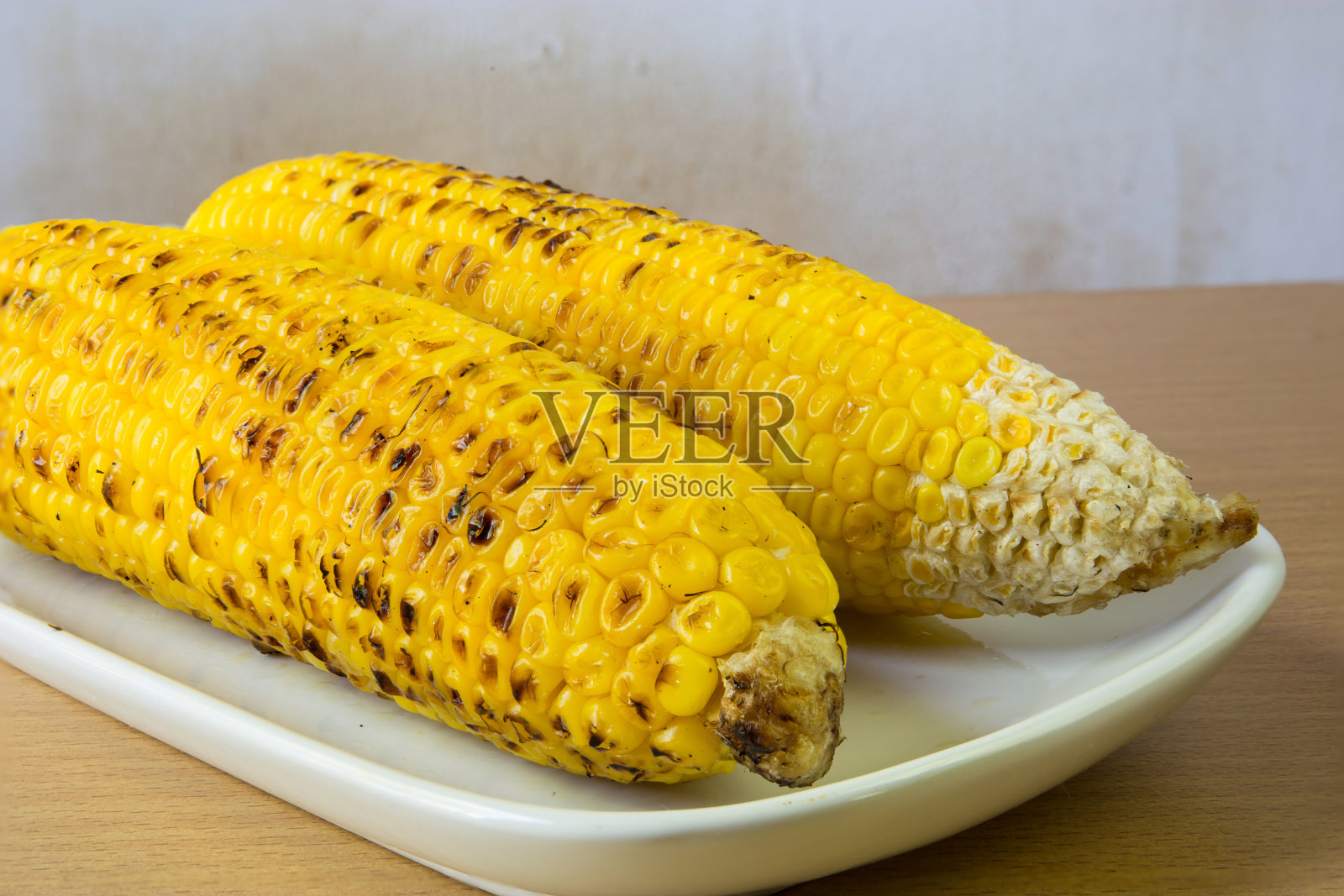 新鲜金黄的玉米芯烤熟照片摄影图片