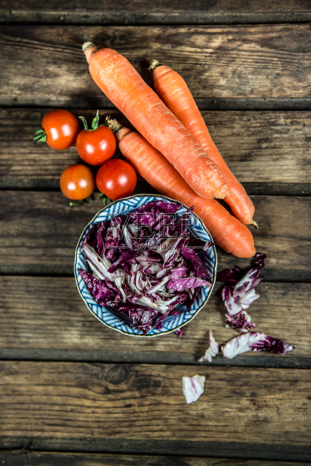 红卷心菜在盘子里照片摄影图片