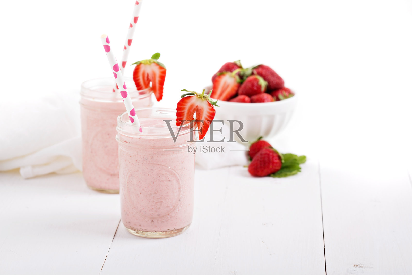 玻璃瓶里的草莓奶昔照片摄影图片