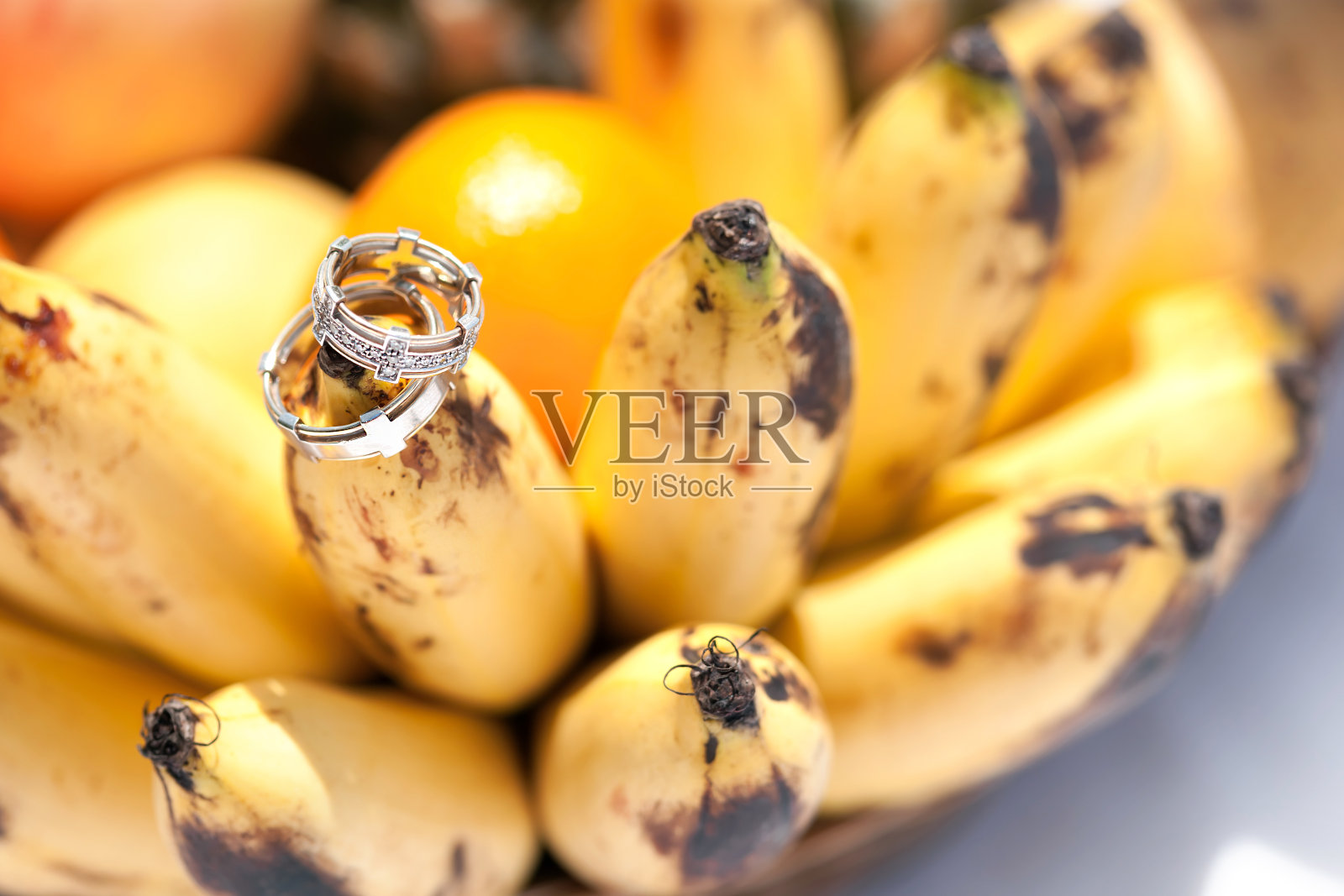 香蕉上的结婚戒指照片摄影图片