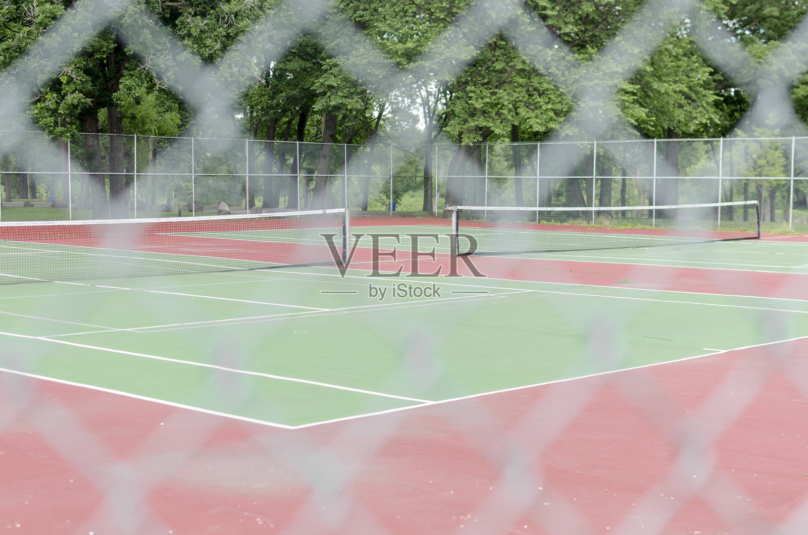 空网球场与栅栏散焦照片摄影图片