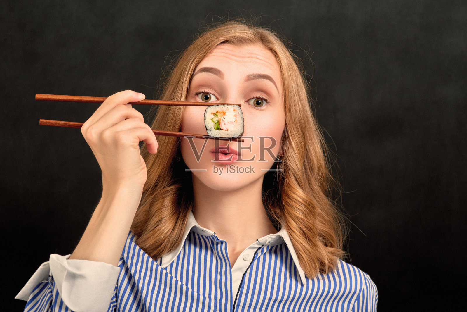 寿司的女孩照片摄影图片