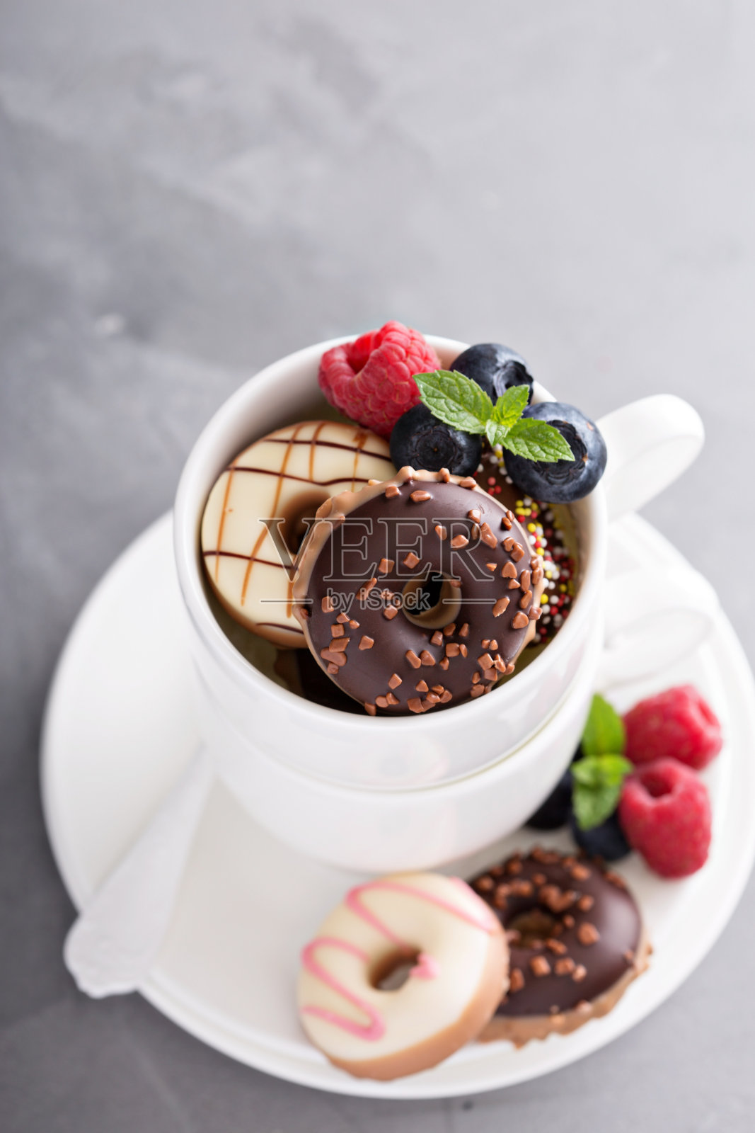 咖啡杯里的迷你甜甜圈照片摄影图片