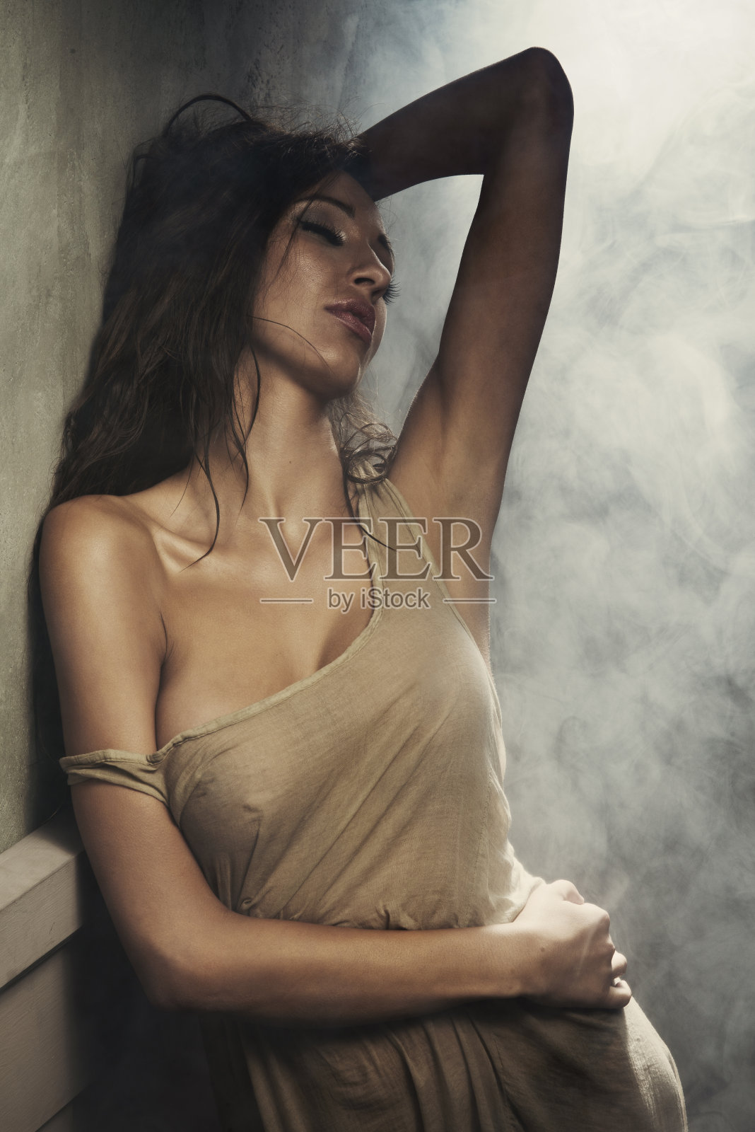 性感美丽的女人跳舞,看着镜头。照片摄影图片