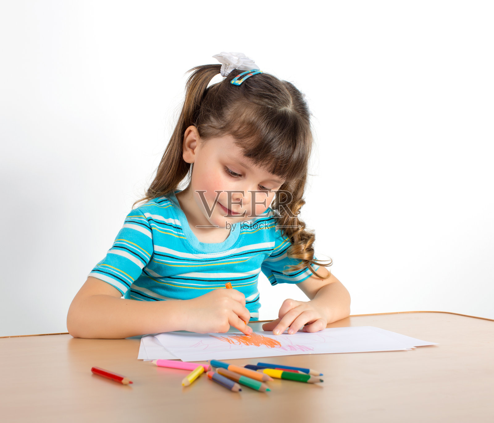 小女孩吸引了照片摄影图片