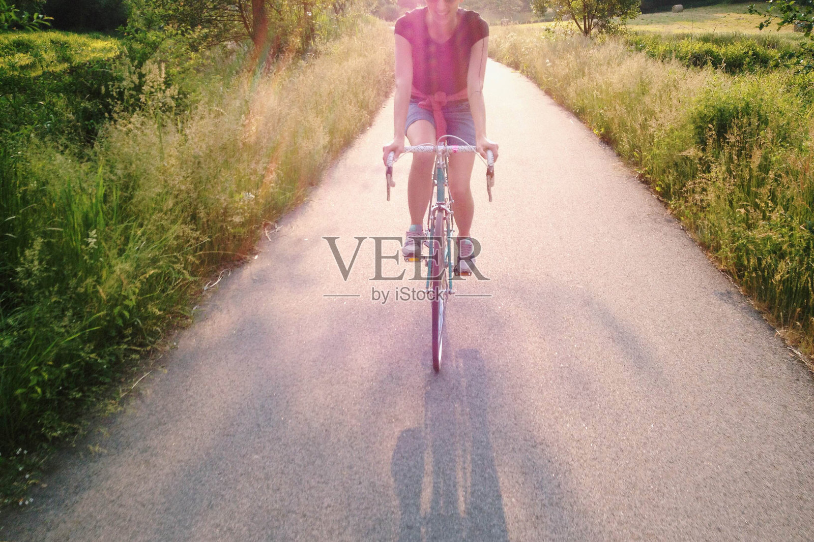 骑自行车的人照片摄影图片