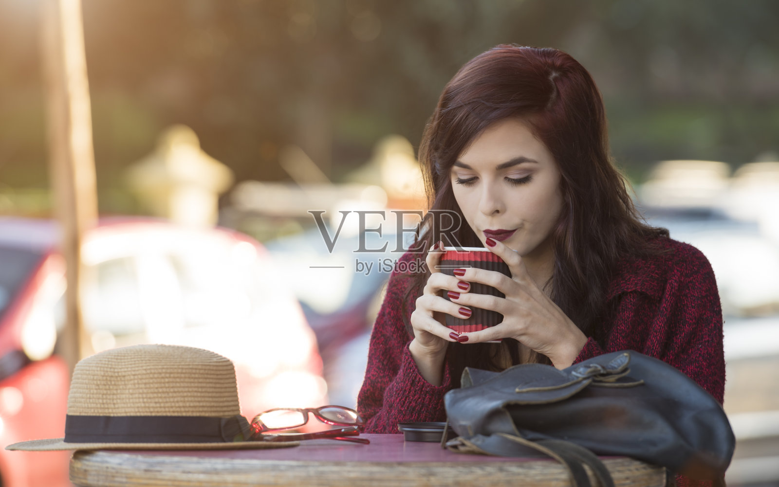 年轻美丽的旅行者在街头咖啡馆享受咖啡照片摄影图片