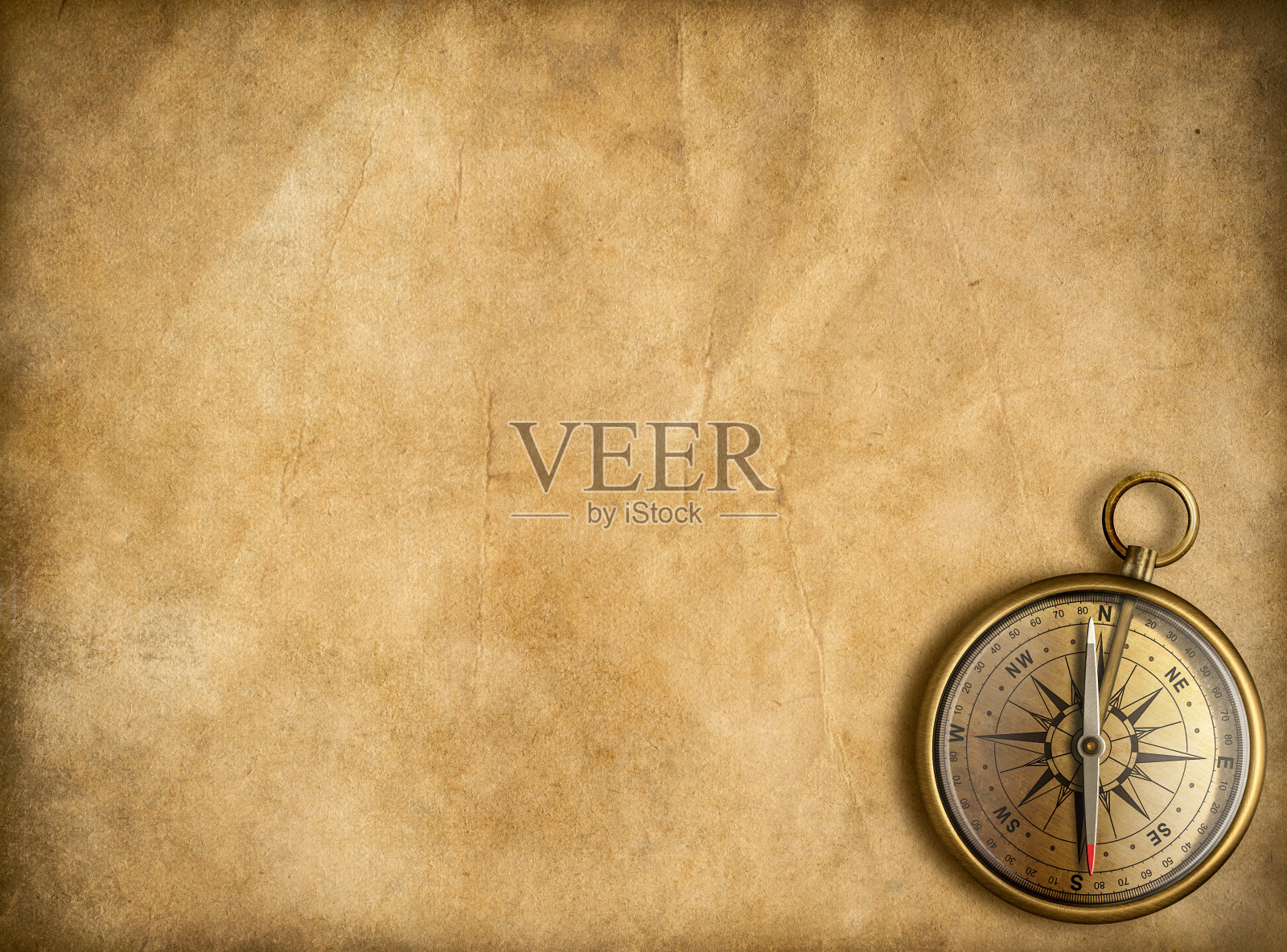 古老的黄铜或金色指南针与古老的地图背景照片摄影图片
