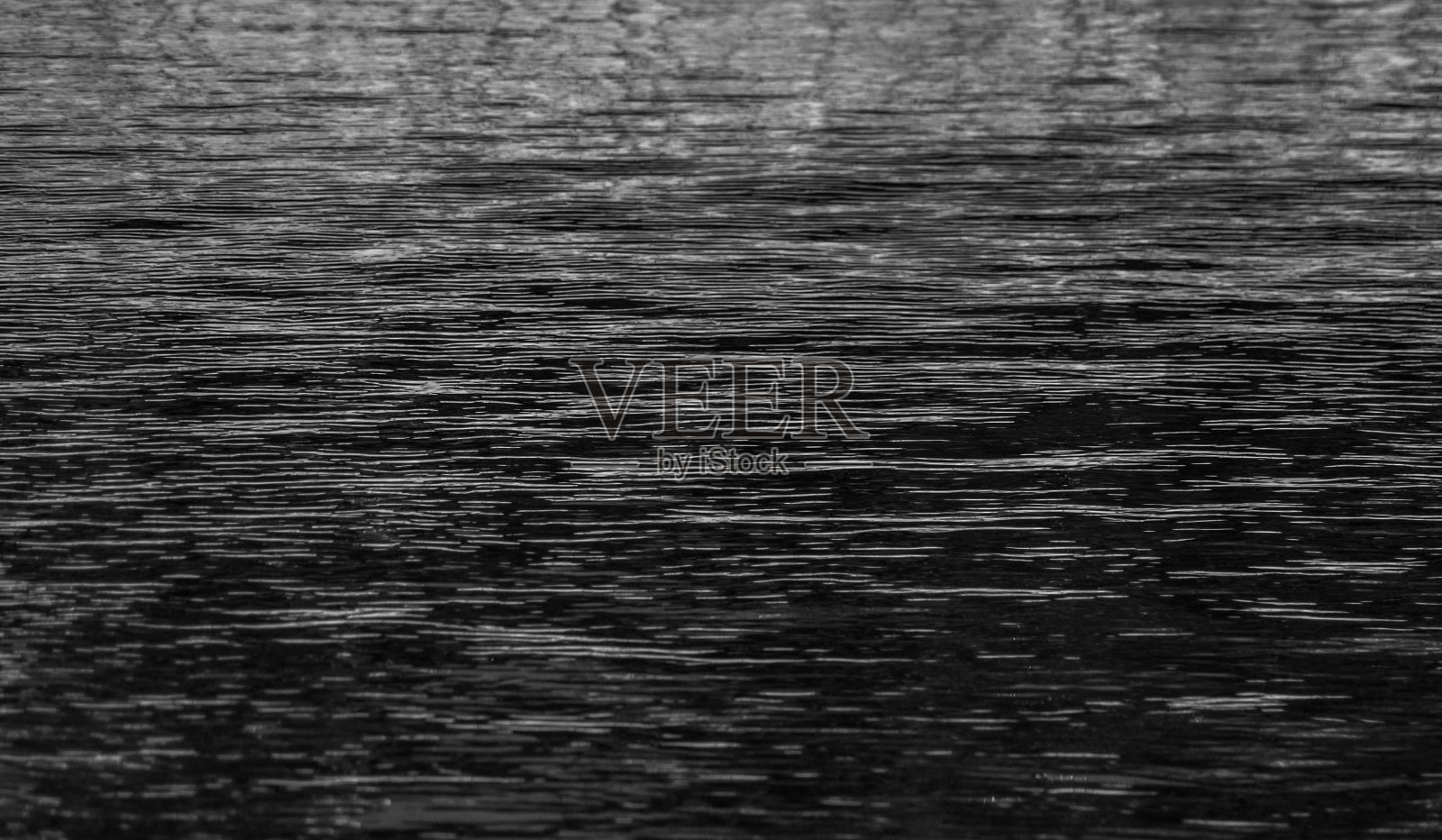 黑暗河流中的水照片摄影图片