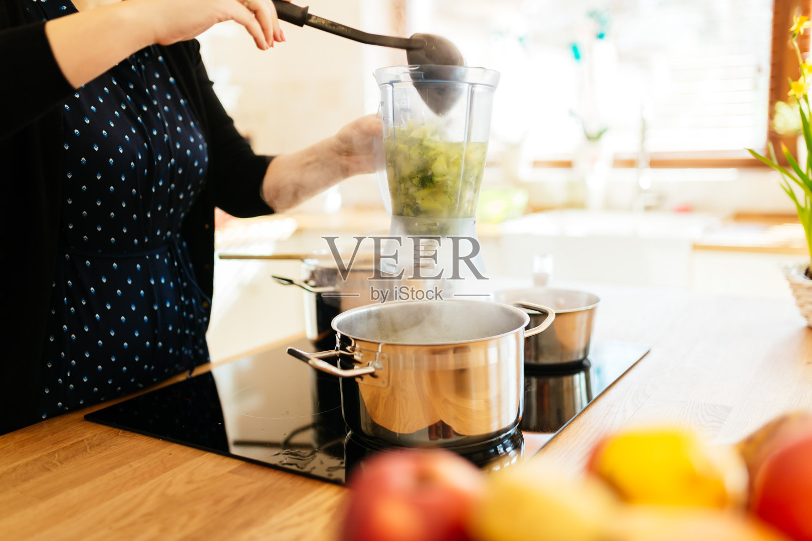 午餐在现代化的厨房里做照片摄影图片