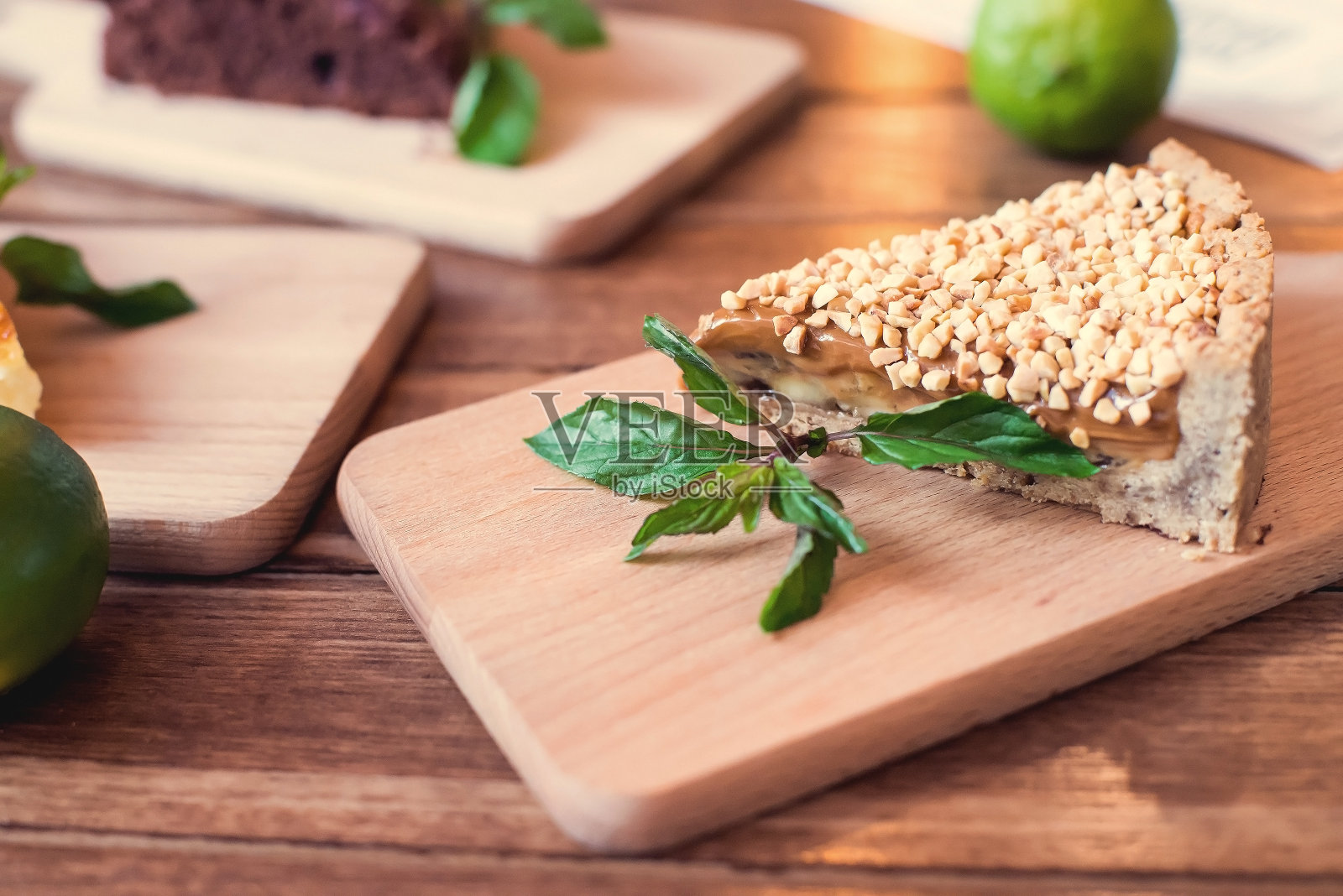 用薄荷和酸橙装饰的果仁蛋糕照片摄影图片