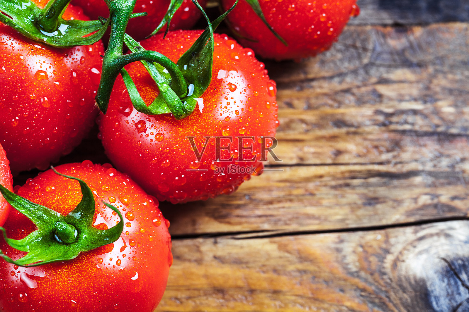 木质背景上的番茄照片摄影图片