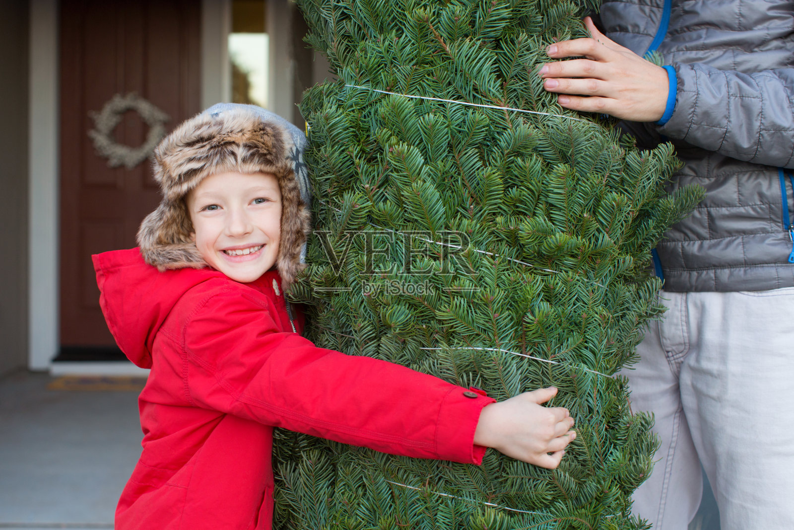 家庭购买圣诞树照片摄影图片