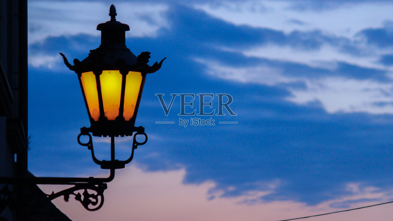 晚上在城里照片摄影图片