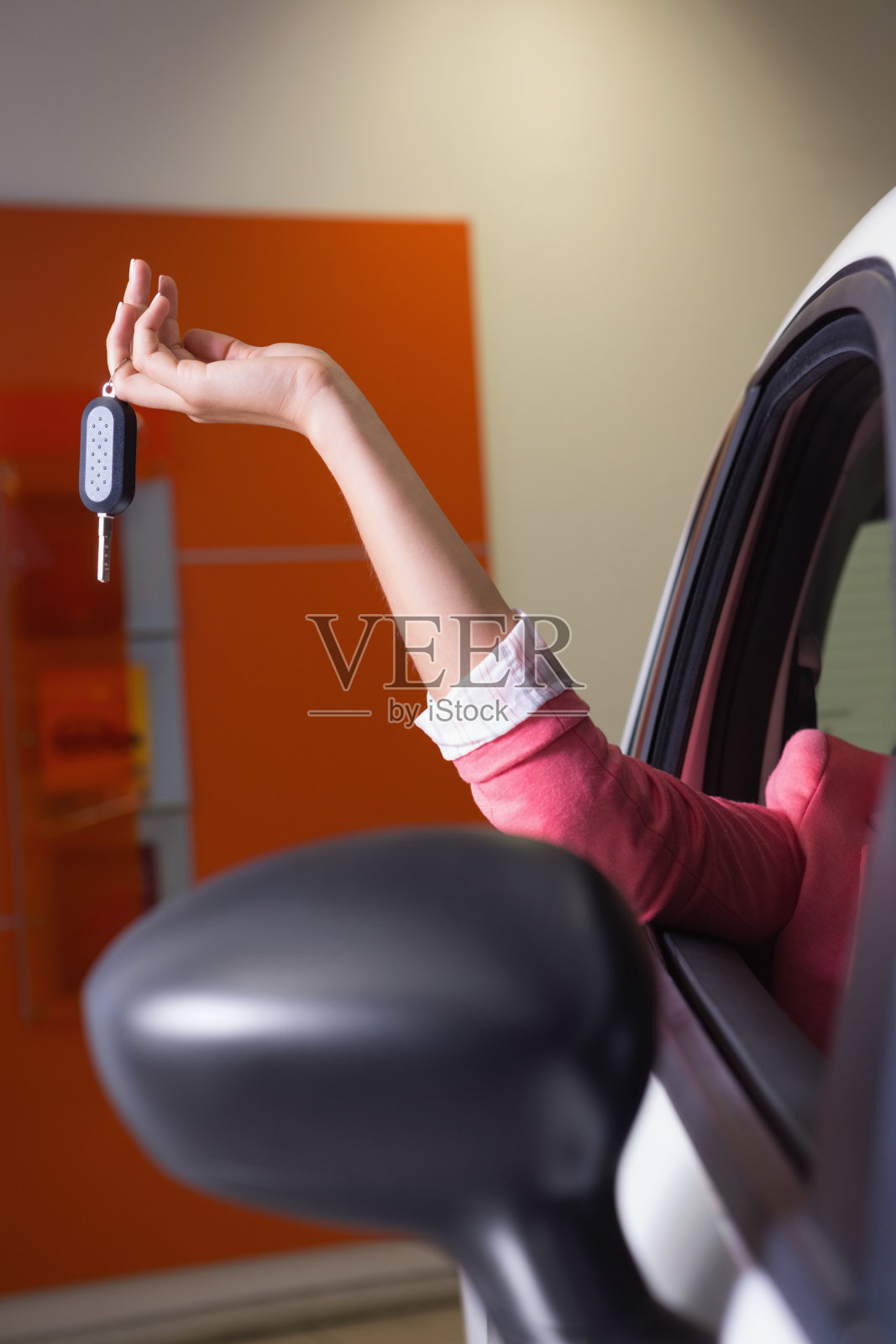 女人手里拿着车钥匙照片摄影图片