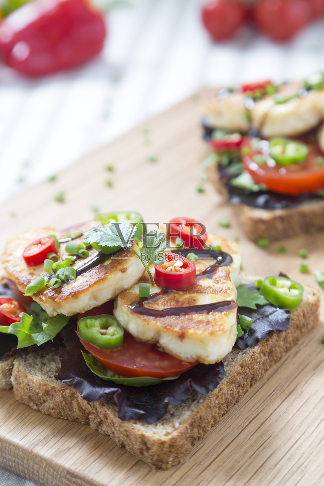 烤哈洛米三明治照片摄影图片