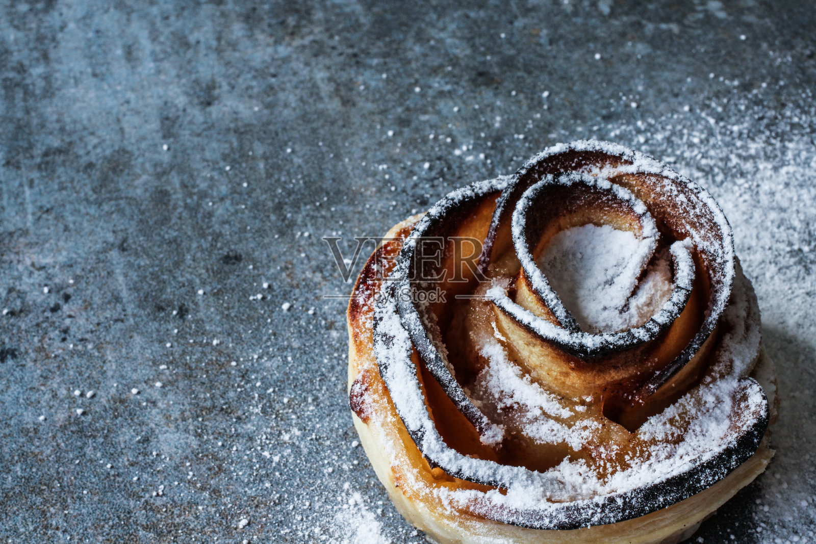苹果蛋糕,灰色背景上的美味甜点照片摄影图片